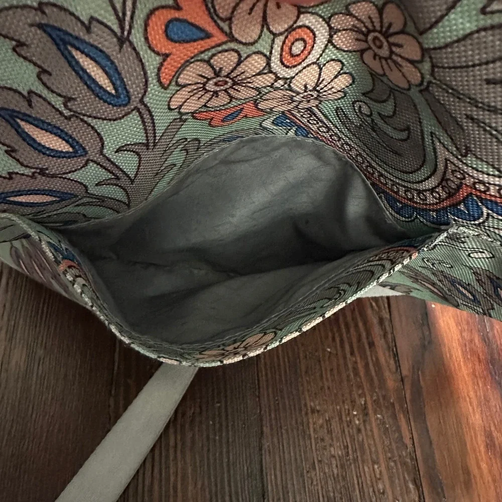 Vera Bradley Lighten Up Trio Zip Hipster‎ Fan Flowers Crossbody Purse Bag